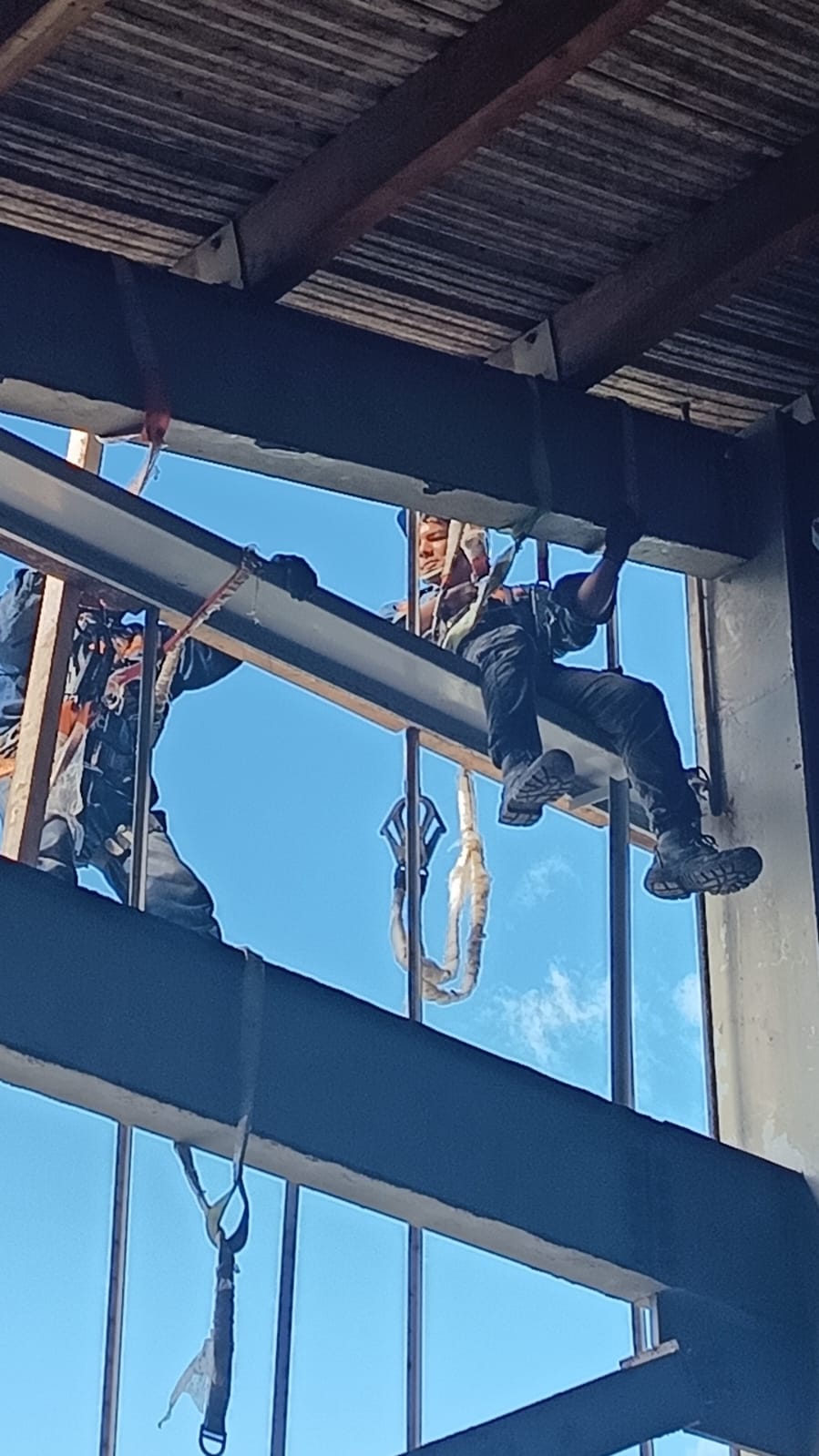 Trabajo en altura con arnés sobre estructura metálica