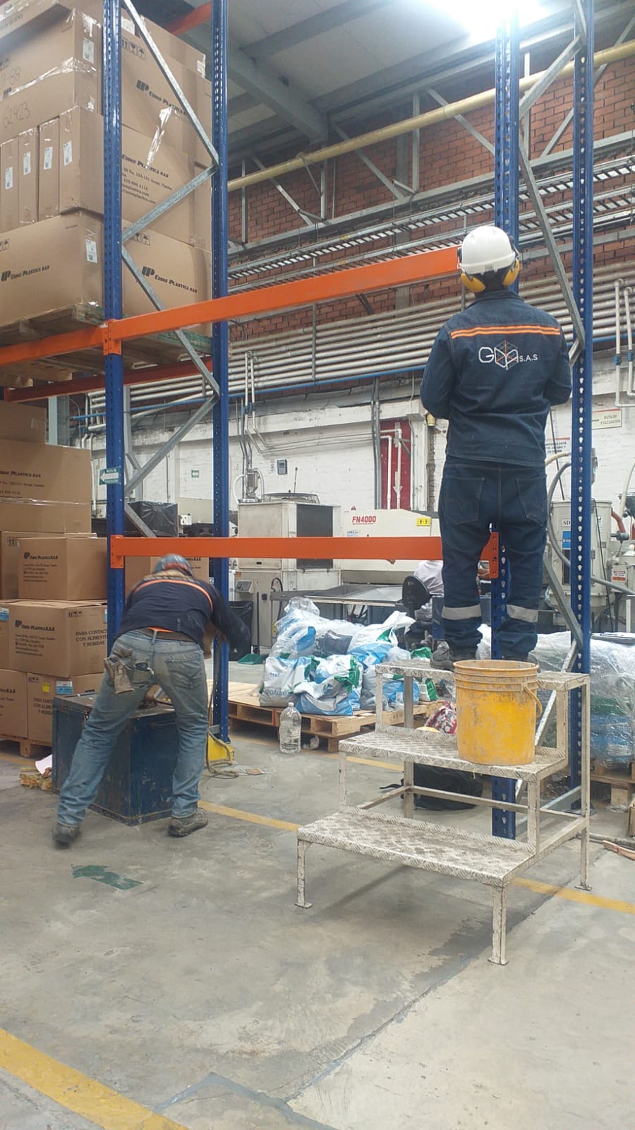 Montaje de estantería selectiva industrial