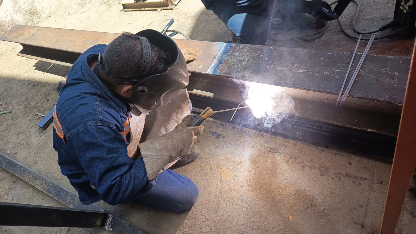 Soldadura de viga metálica en obra