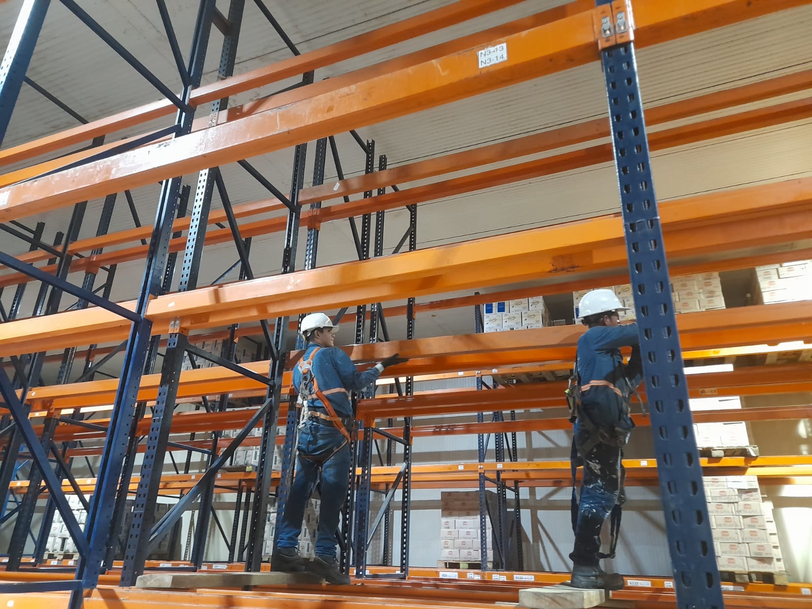 Inspección y mantenimiento de estanterías selectivas