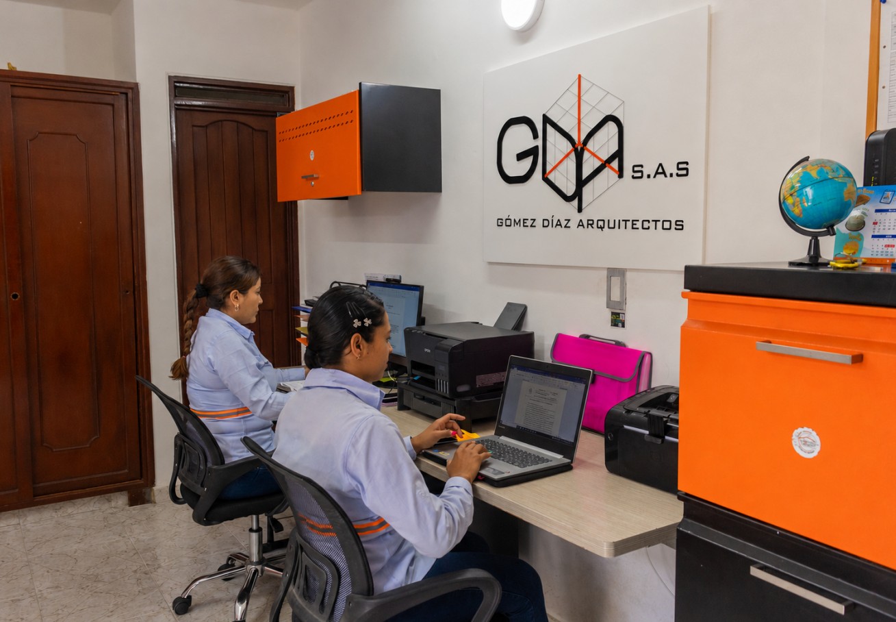 Equipo GDA S.A.S. en oficina