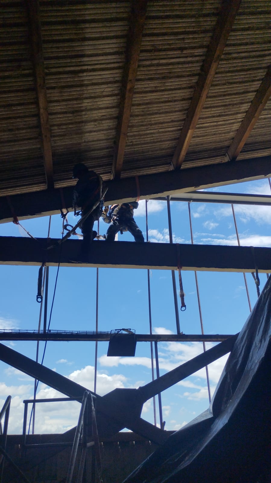 Trabajo en alturas sobre estructura de cubierta