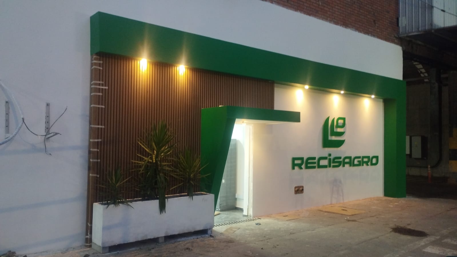 Fachada terminada - Recisagro