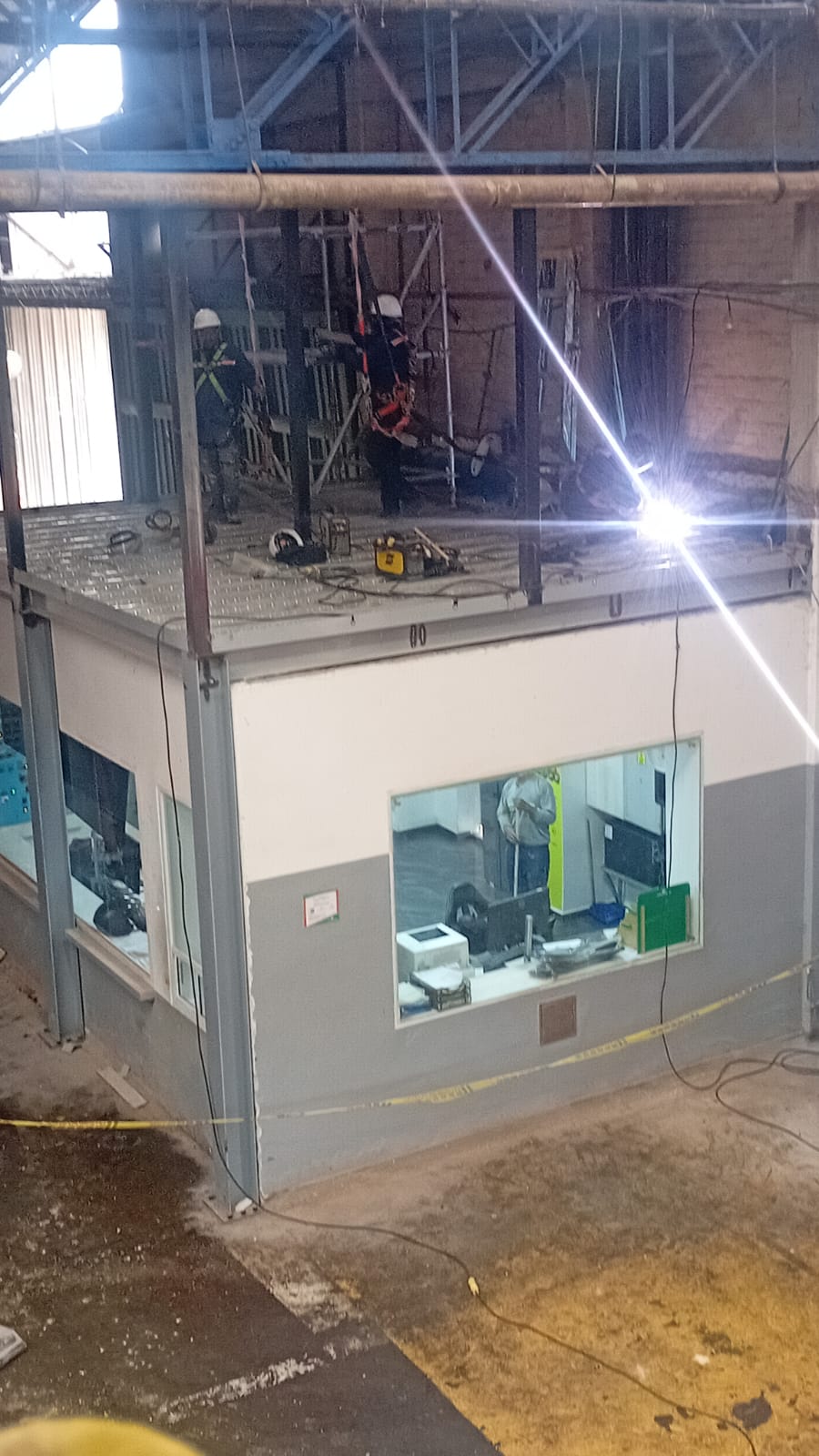 Adecuación de oficina en obra industrial
